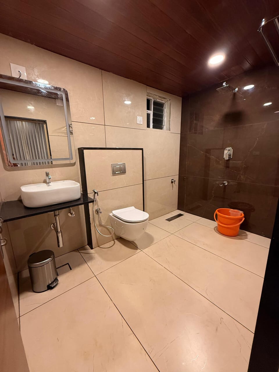 Suite | Bathroom | Shower, toilet paper