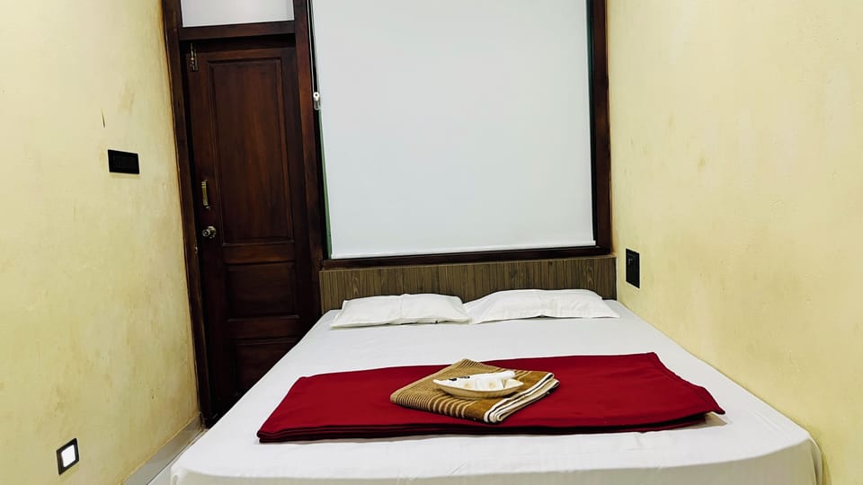 Deluxe Double Room, Balcony, Sea View | In-room safe, soundproofing, iron/ironing board (on request)