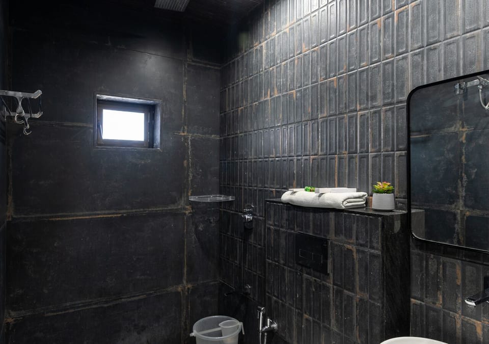 Family Room | Bathroom | Shower, hair dryer, towels, soap