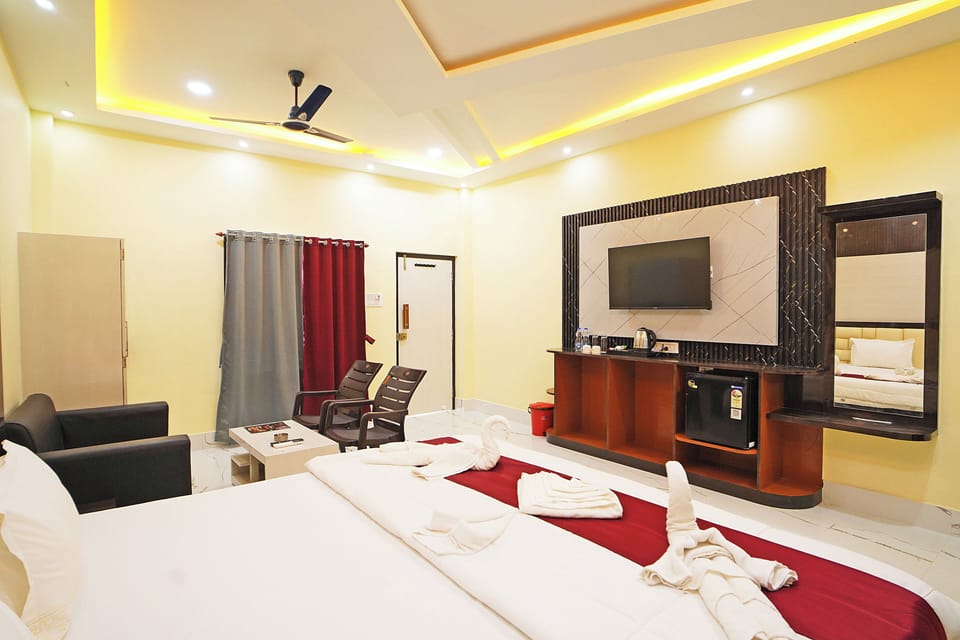 Classic Cottage, Balcony, City View | Minibar, desk, laptop workspace, blackout drapes