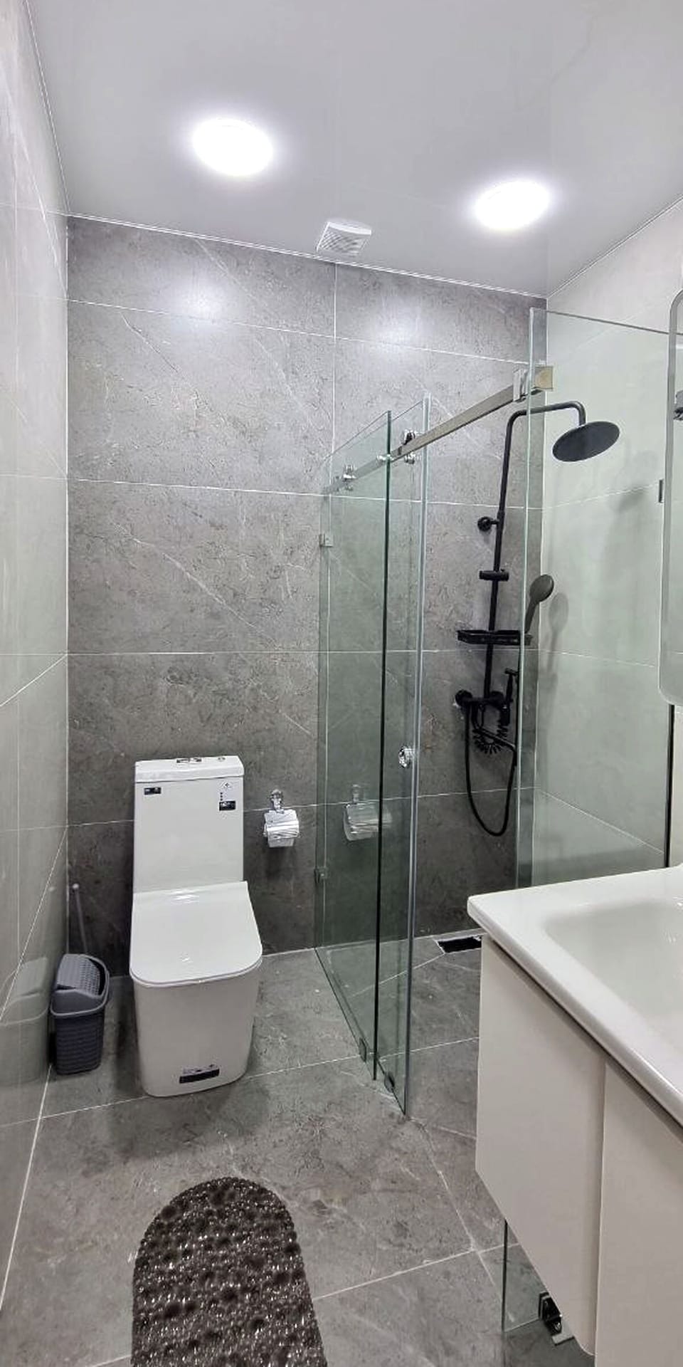 Comfort Twin Room, Courtyard View | Bathroom | Hair dryer, towels, soap, shampoo