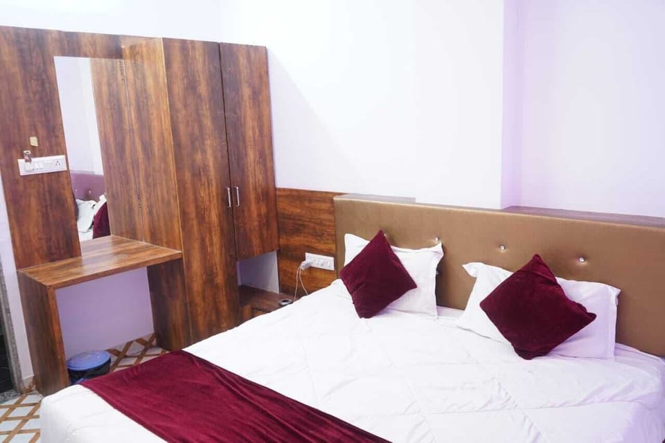 Deluxe Double Room | Desk, laptop workspace, blackout drapes, soundproofing