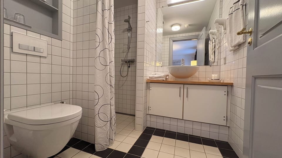 Standard Room, 1 Double Bed, Non Smoking | Bathroom | Shower, free toiletries, hair dryer, towels