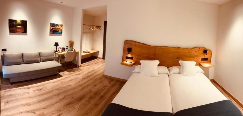 Triple Room, City View | Desk, laptop workspace, WiFi (free)