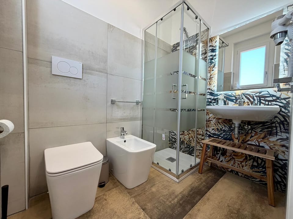 Deluxe Double or Twin Room, Balcony | Bathroom | Shower, hair dryer, towels, soap