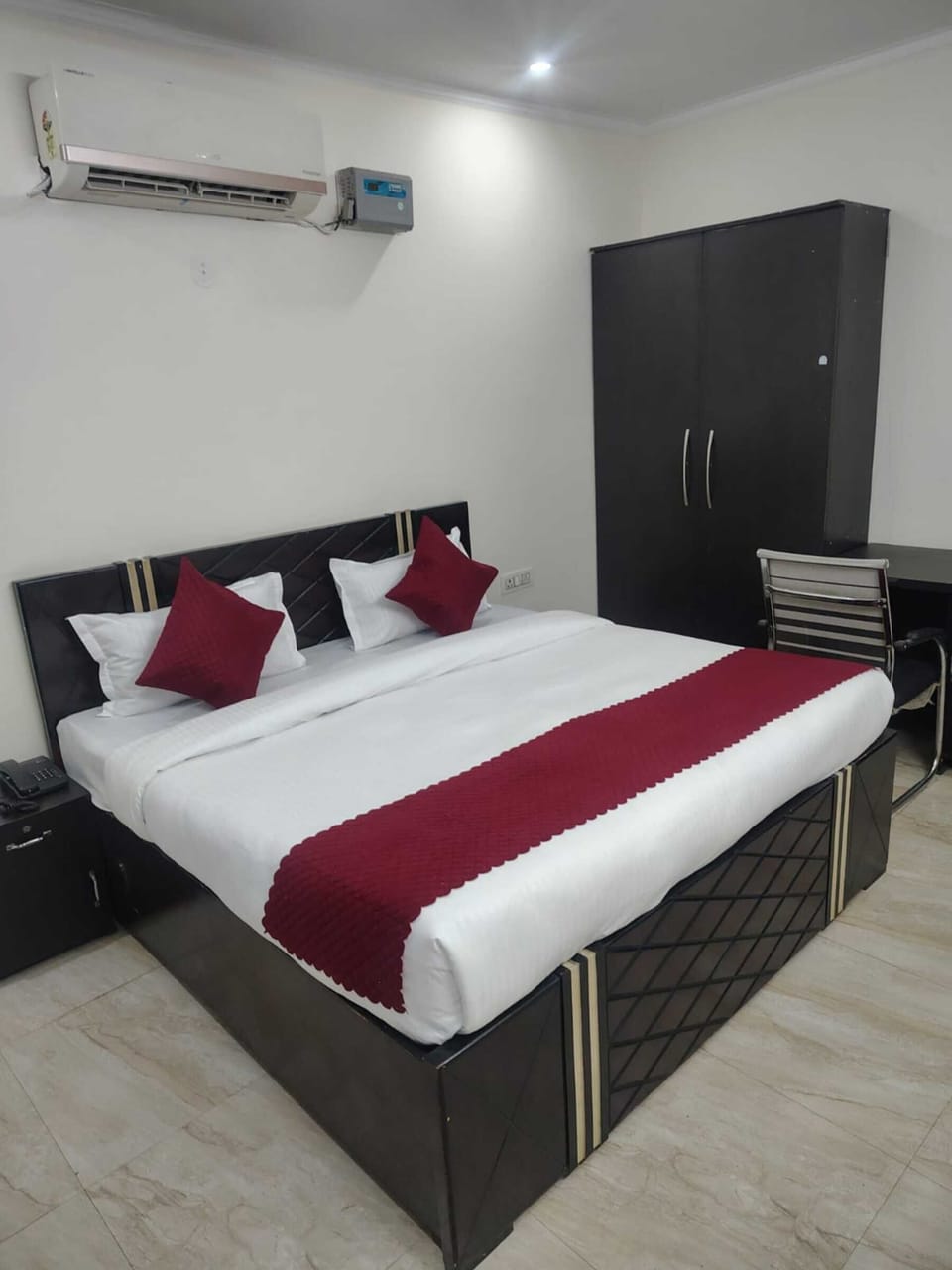Standard Double or Twin Room | Desk, laptop workspace, WiFi (free)