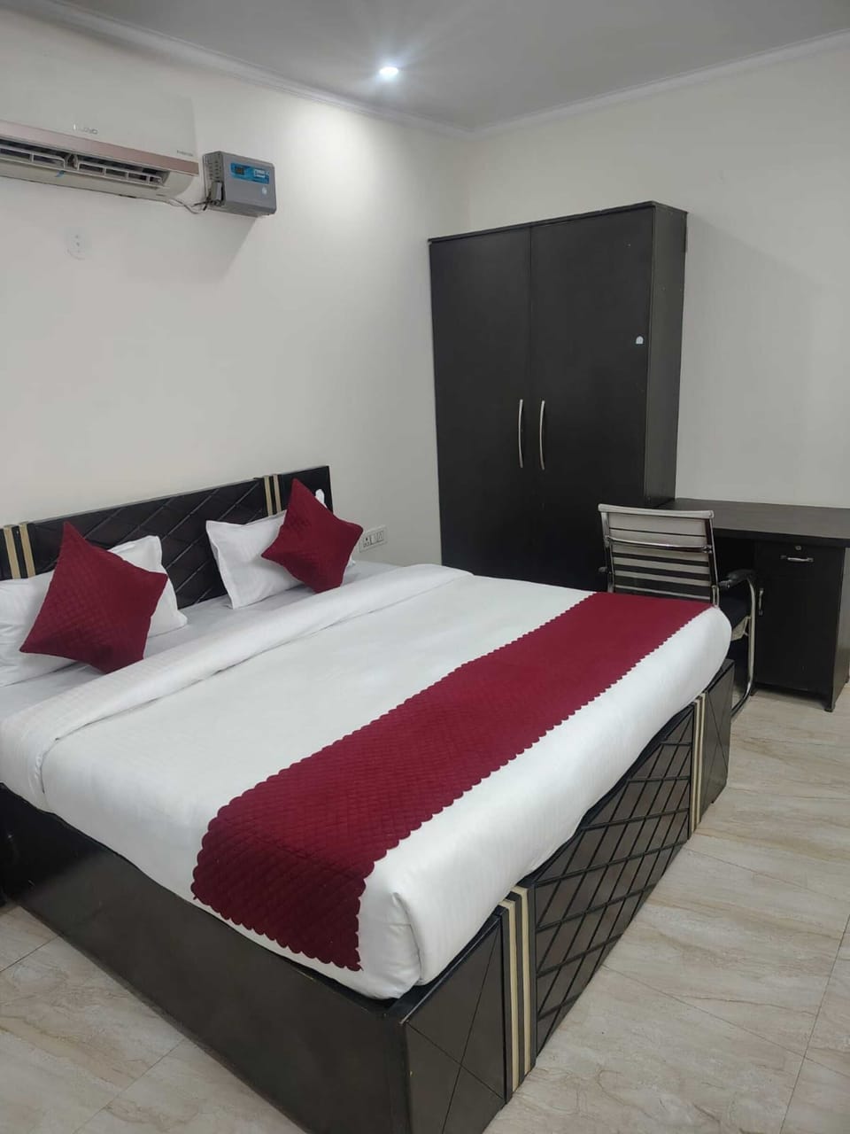 Standard Double or Twin Room | Desk, laptop workspace, WiFi (free)