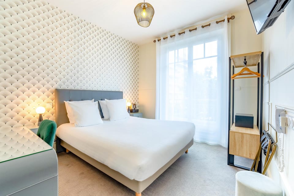 Standard Room, 1 Double Bed, Smoking | In-room safe, desk, soundproofing, iron/ironing board