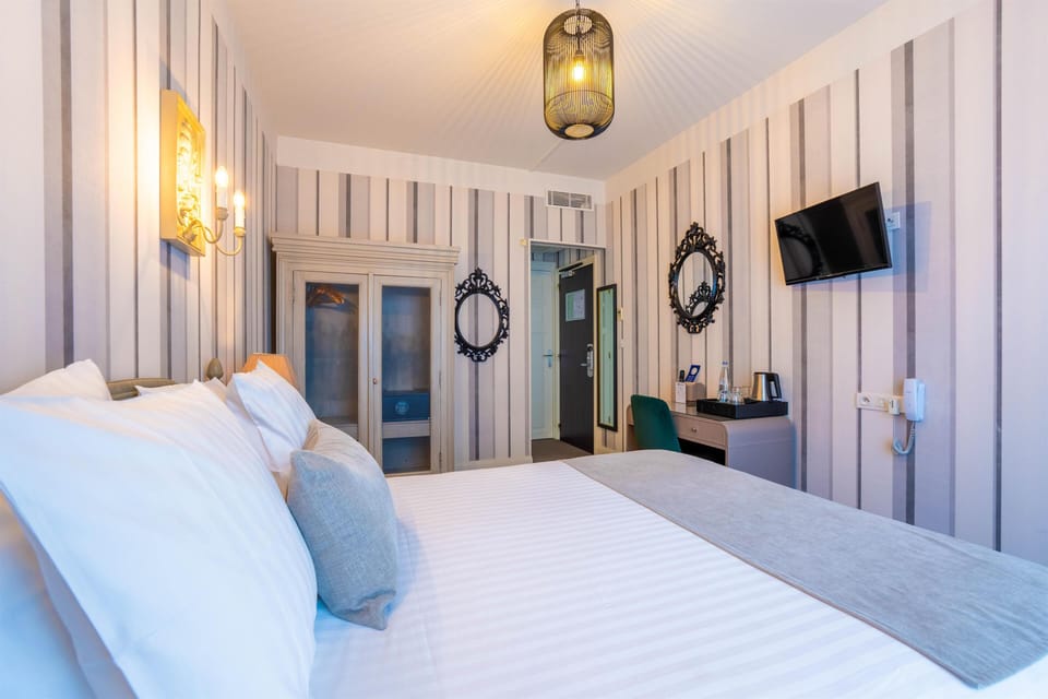 Superior Room, 1 Queen Bed, Non Smoking, Bathtub | In-room safe, desk, soundproofing, iron/ironing board