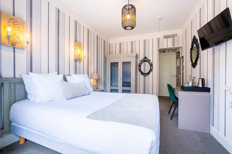 Superior Room, 1 Queen Bed, Non Smoking, Bathtub | In-room safe, desk, soundproofing, iron/ironing board
