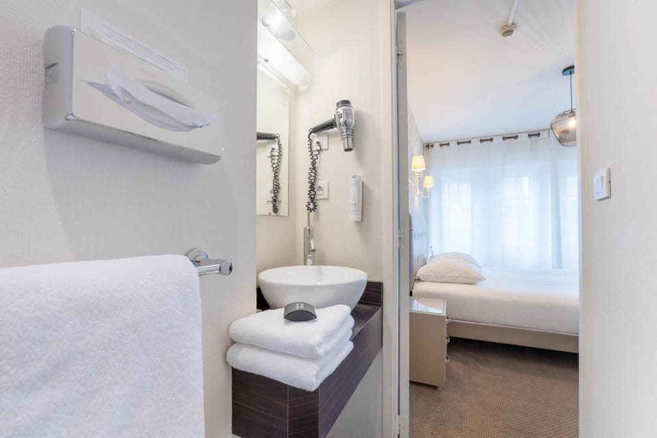 Standard Room, 1 Double Bed, Smoking | Bathroom | Hair dryer, towels