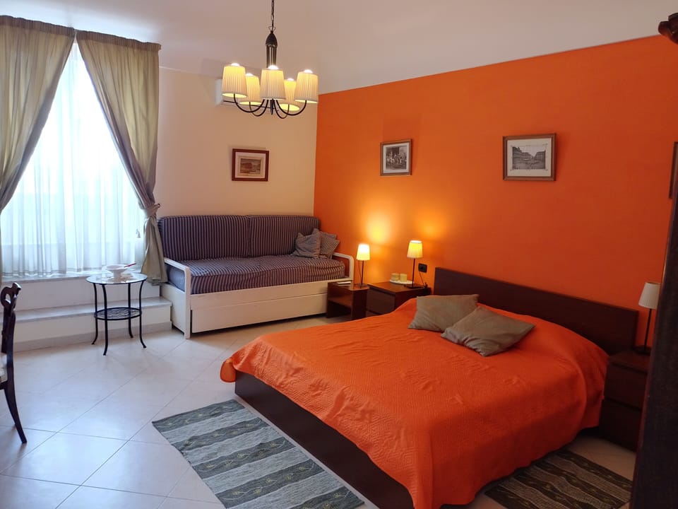 Premium bedding, minibar, desk, iron/ironing board