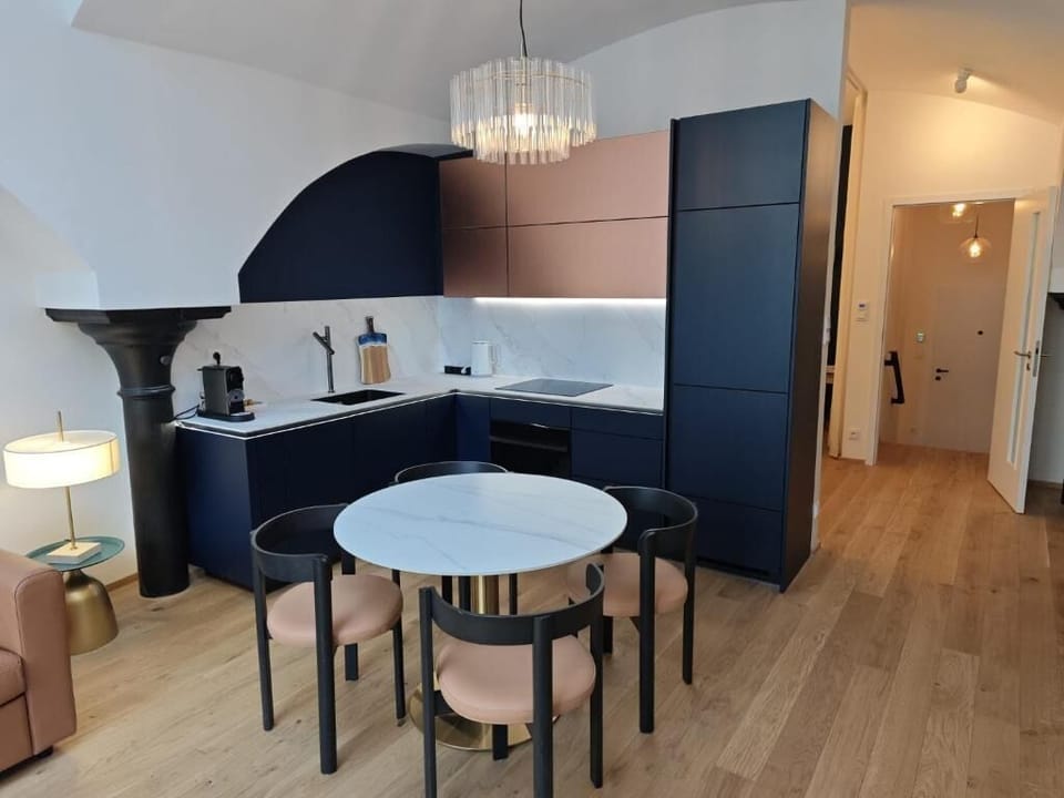 Apartment, 2 Bedrooms, Smoking | Dining room