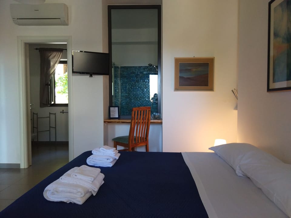 Camera Design Vista Mare | Shared kitchen | Full-size fridge, cookware/dishes/utensils