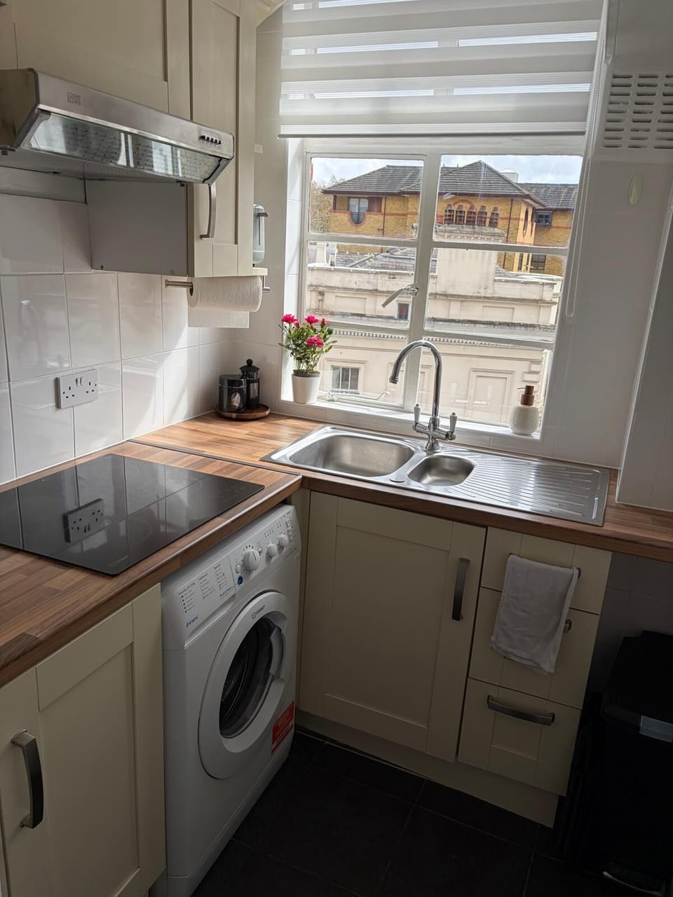 Mini-fridge, microwave, oven, stovetop