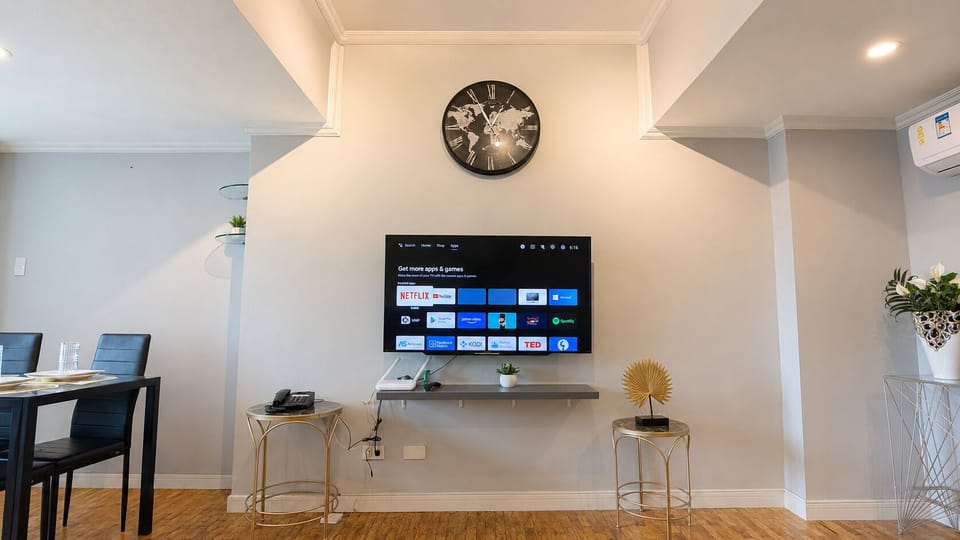 Deluxe Apartment, City View | Interior