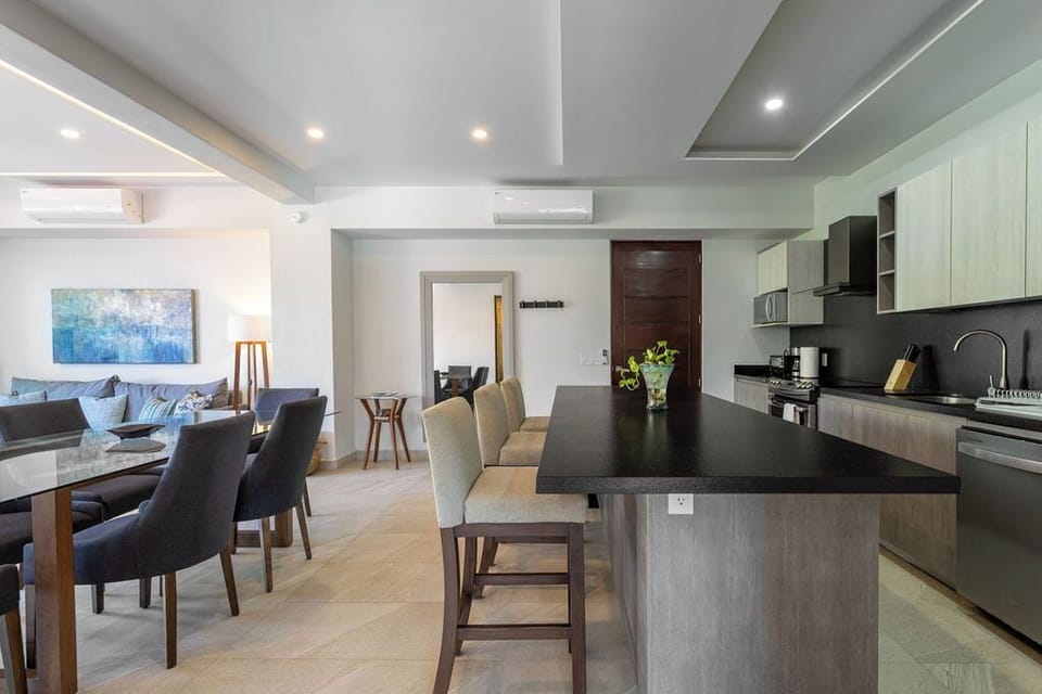 Deluxe Condo, Pool View | Private kitchenette