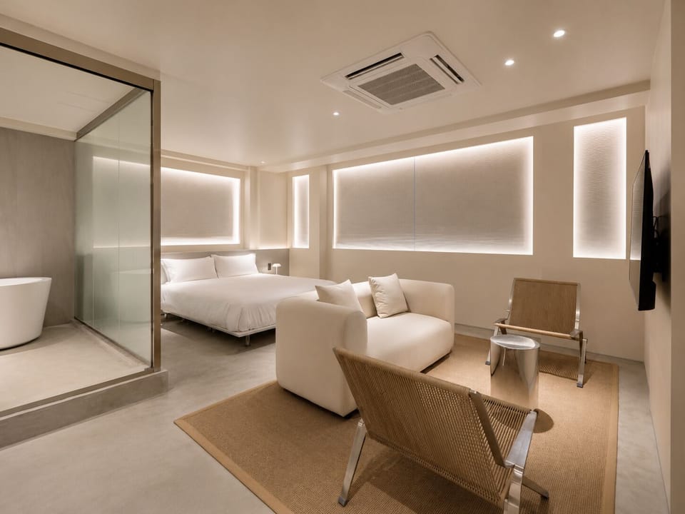Deluxe Double Room | Blackout drapes, iron/ironing board (on request), WiFi (free)