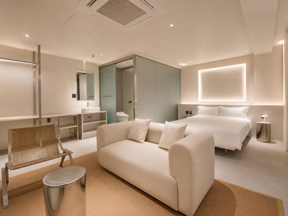 Deluxe Double Room | Blackout drapes, iron/ironing board (on request), WiFi (free)