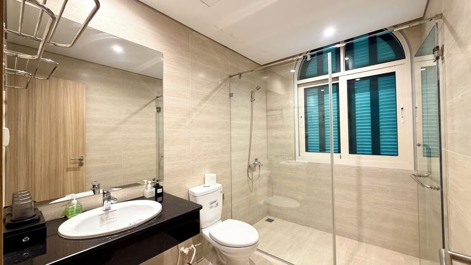Superior Double Room | Bathroom | Shower, free toiletries, hair dryer, towels