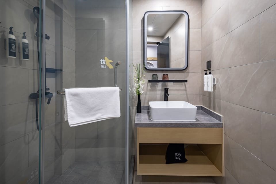 Standard Double Room, City View | Bathroom | Shower, free toiletries, hair dryer, towels