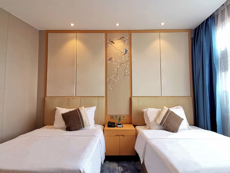 Superior Twin Room, Mountain View | Desk, laptop workspace, WiFi (free), bed sheets