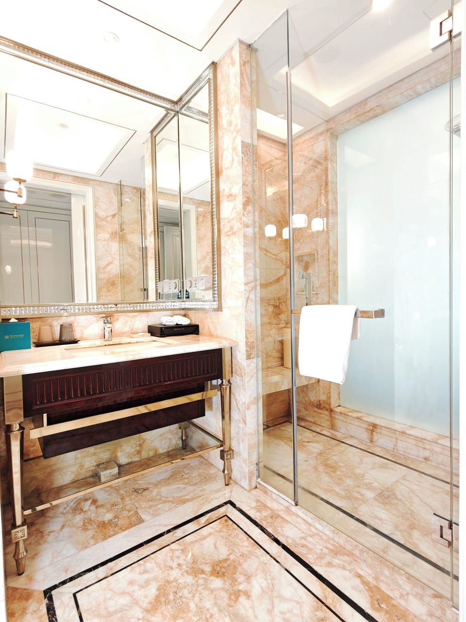 Classic Double Room | Bathroom | Shower, free toiletries, hair dryer, towels