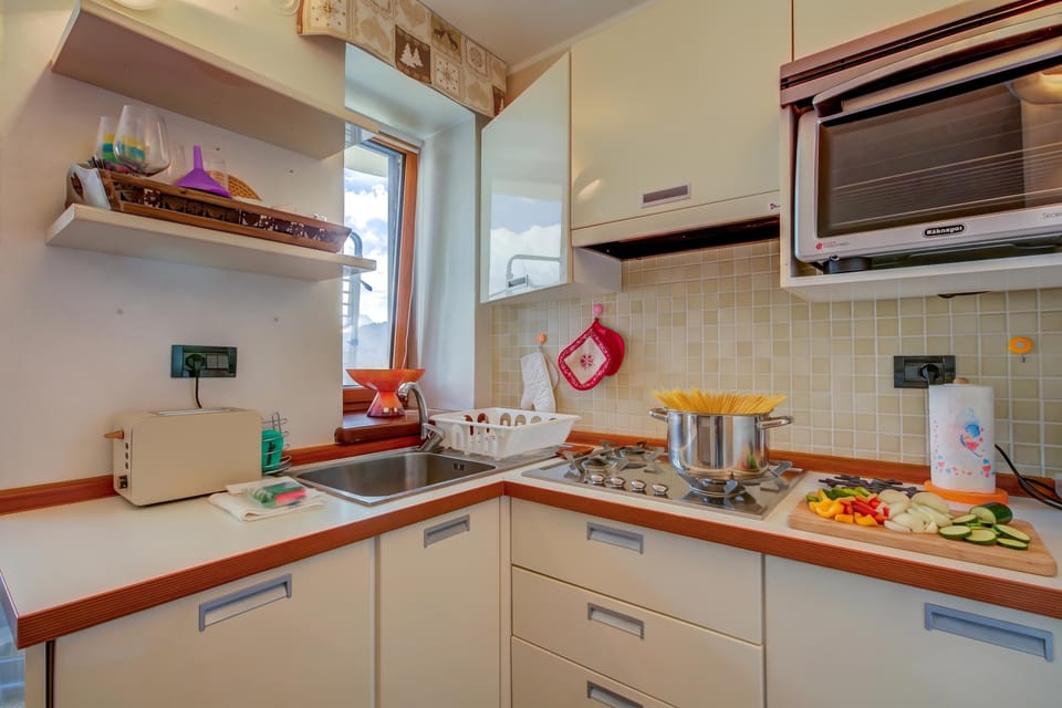 Family Apartment, 1 Bedroom, Balcony (Appartamento Venus 11) | Private kitchen