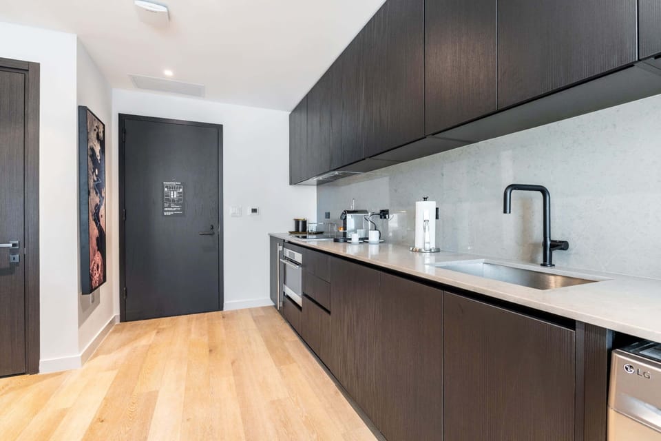 Studio, 1 Queen Bed, Kitchen, City View (E11even Serenity) | Private kitchen