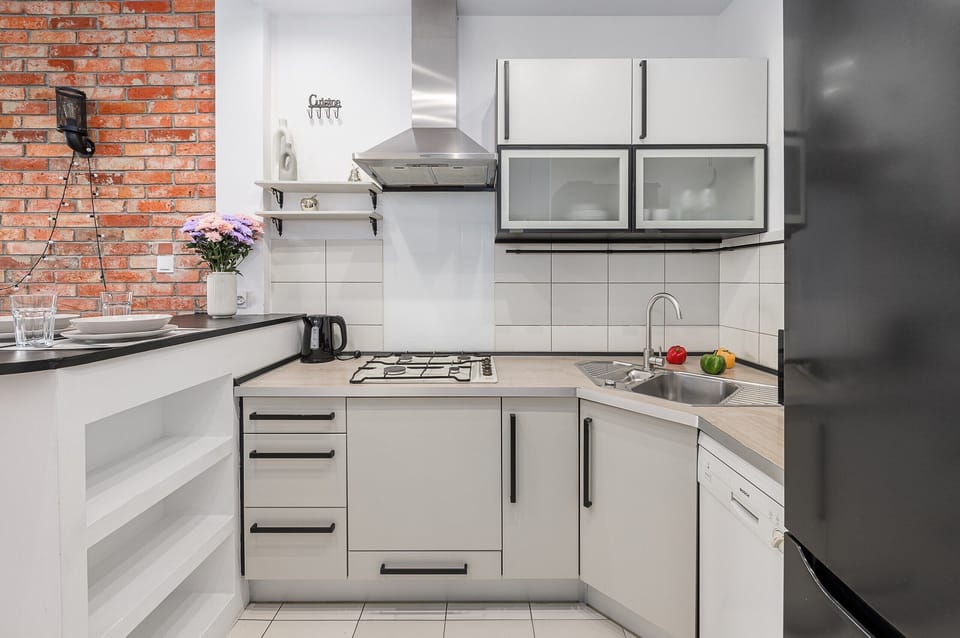 Comfort Apartment, City View | Private kitchen | Electric kettle, toaster, griddle, cleaning supplies