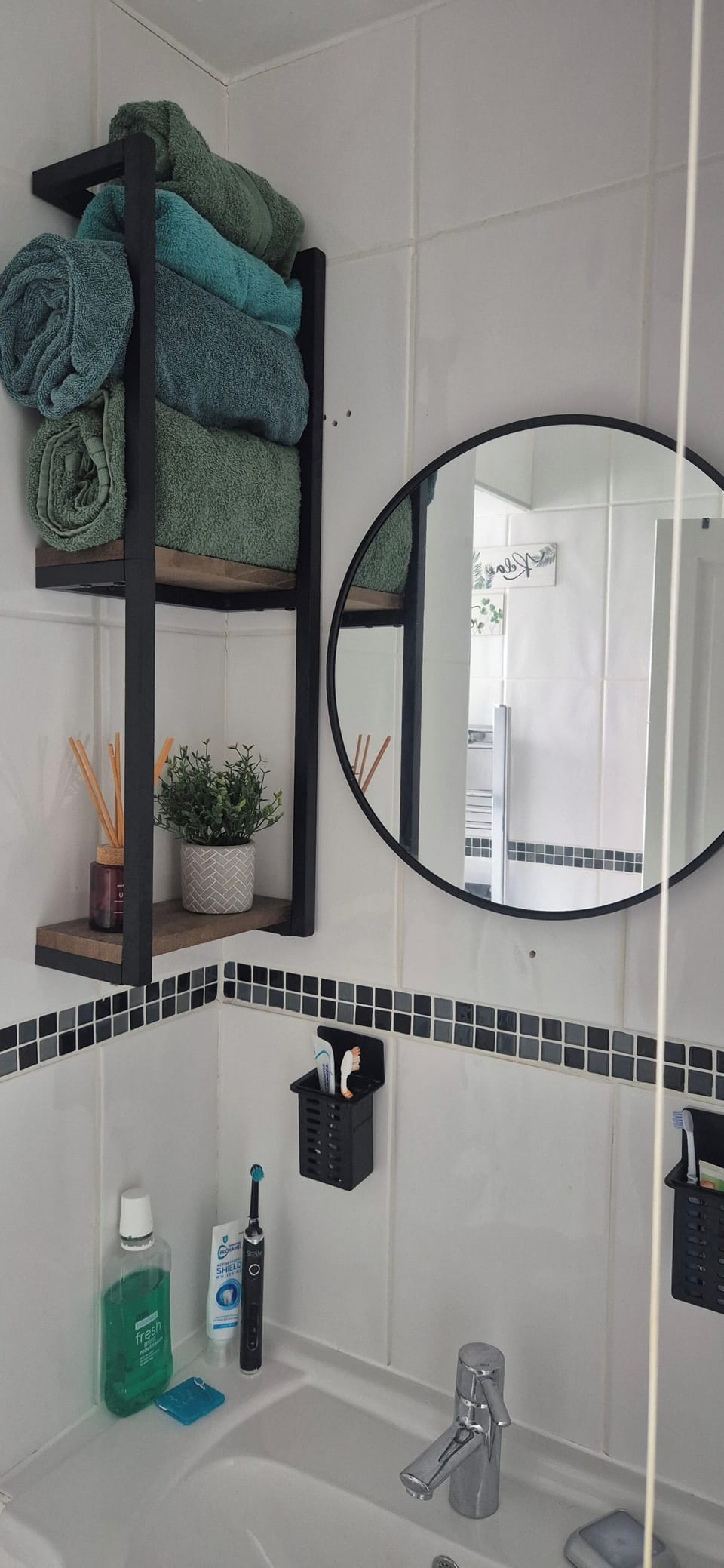 Combined shower/tub, deep soaking tub, towels