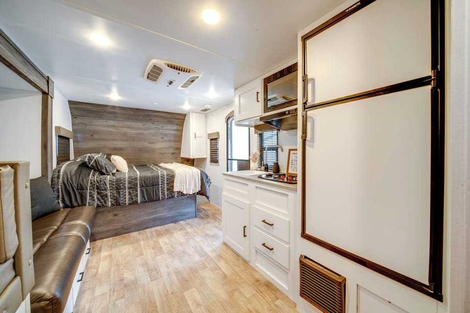 Lake Days, Fireside Nights! Hermitage Getaway Apartment in Missouri