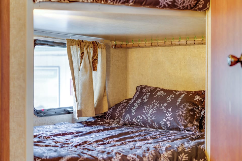 7 Mi to Lake! Glamping Experience in Hermitage Cottage in Missouri