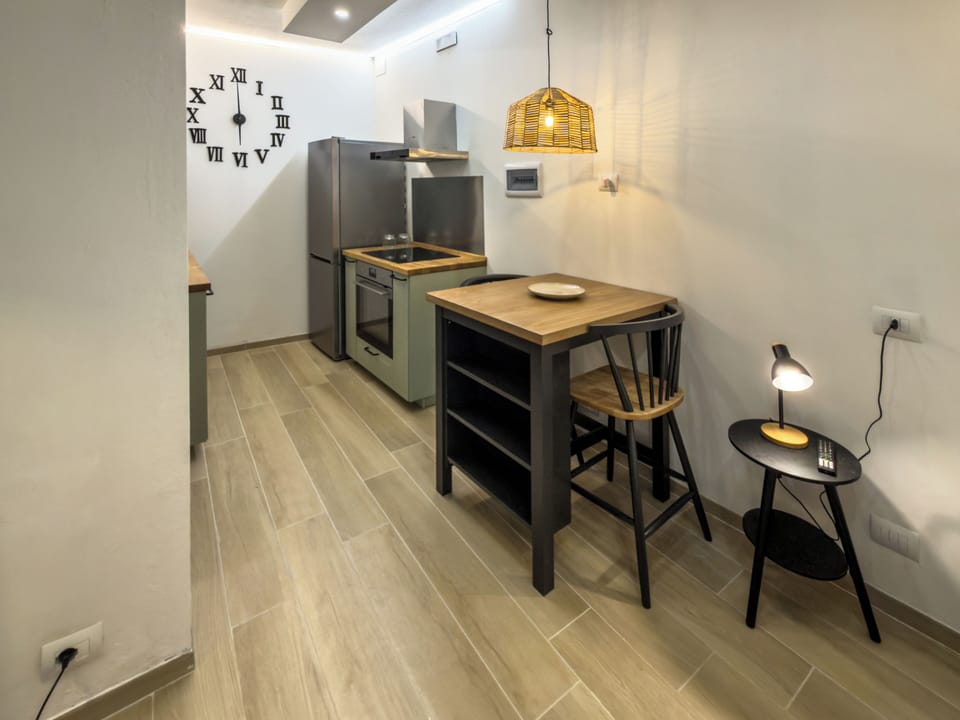 Studio Suite, Patio | Dining