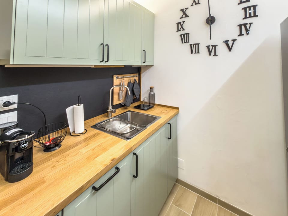 Studio Suite, Patio | Private kitchen