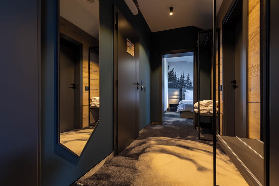 Deluxe Twin Room | In-room safe, desk, laptop workspace, blackout drapes