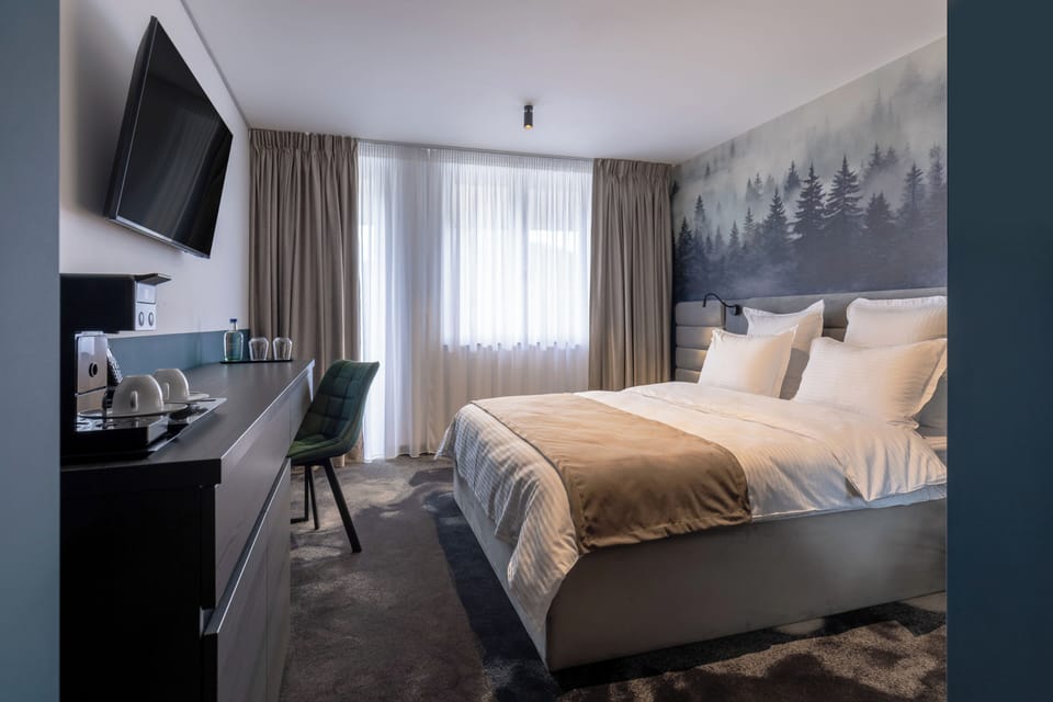 Double Room, Mountain View | In-room safe, desk, laptop workspace, blackout drapes