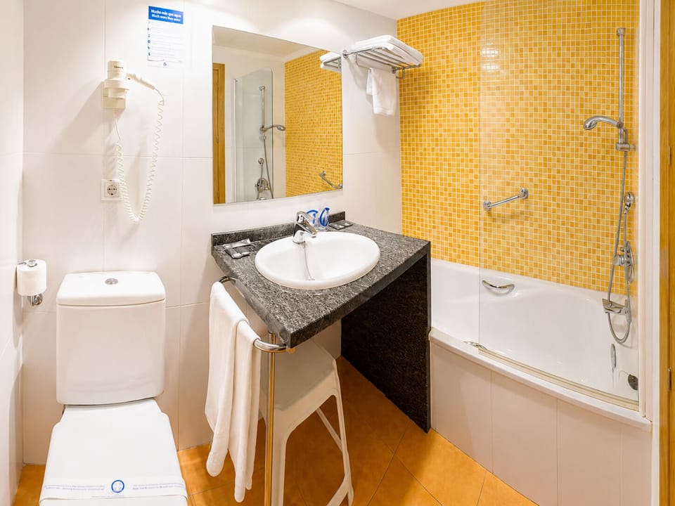 Standard Double Room | Bathroom