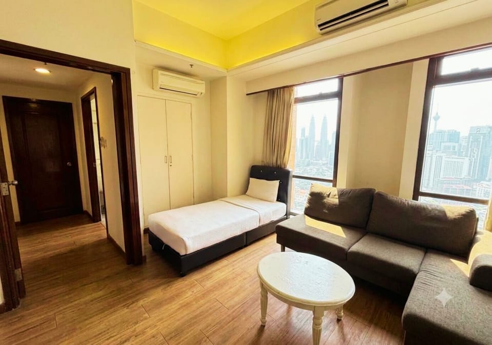 Deluxe Studio Suite, City View | Interior