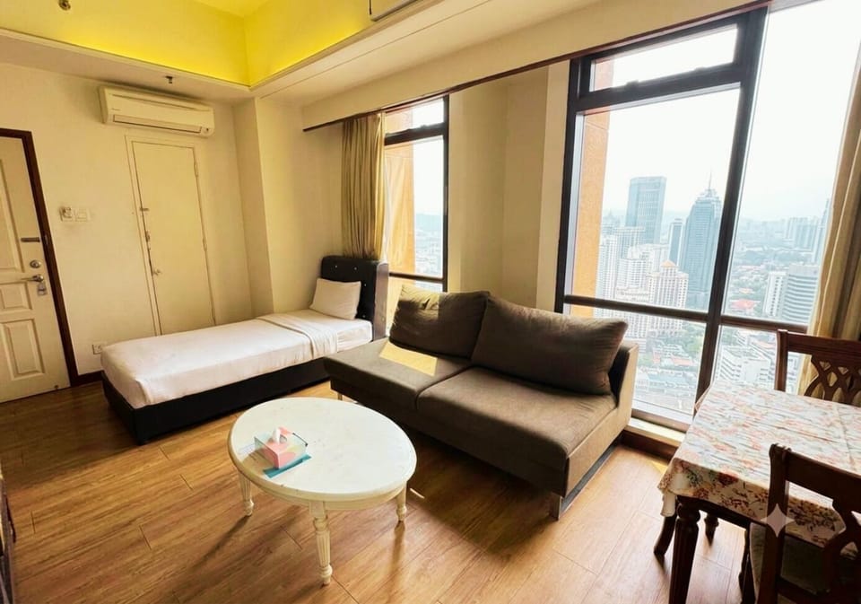 Deluxe Studio Suite, City View | Living area
