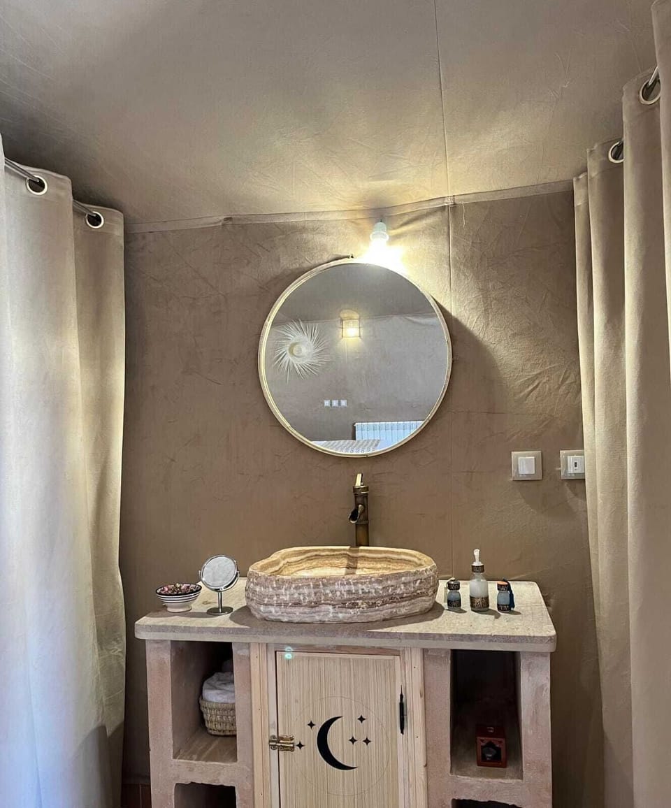 Luxury Double Room, Patio, Desert View | Bathroom | Hair dryer (on request), towels, soap, shampoo