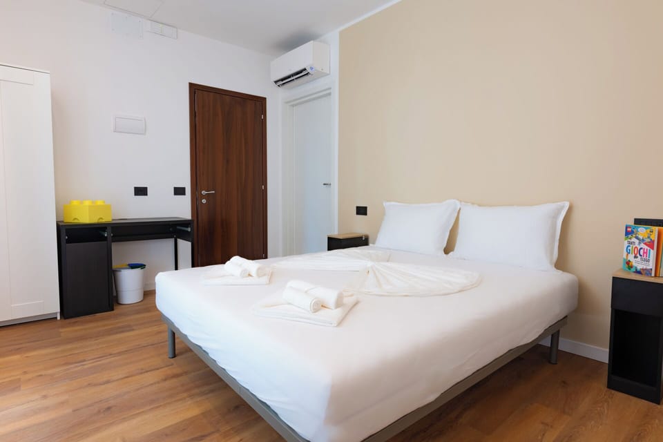 Room | Hypo-allergenic bedding available, memory foam beds, desk