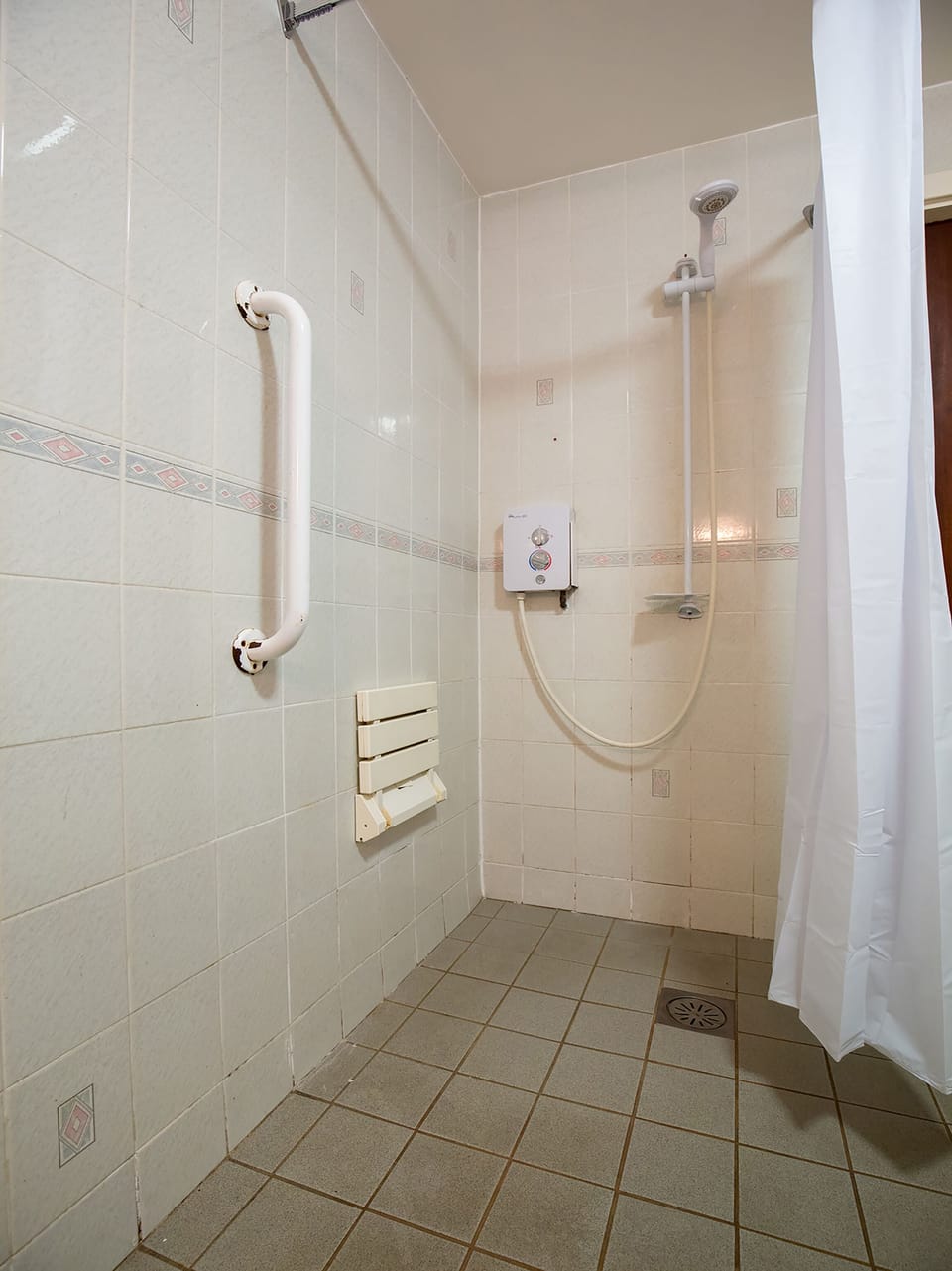 Standard Twin Room, 2 Twin Beds (Accessible) | Bathroom shower