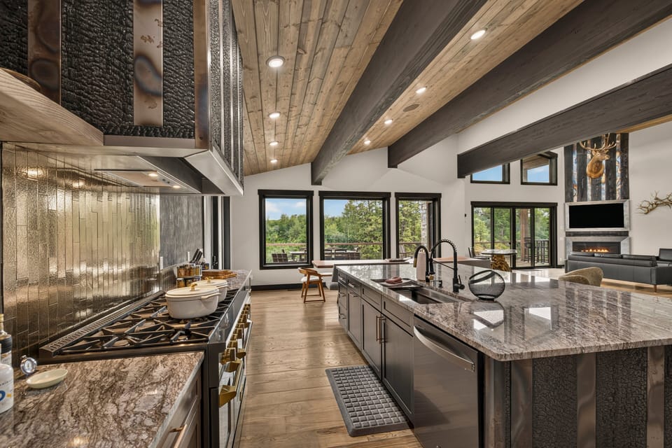 House (5 Bedrooms) | Shared kitchen | Fridge, microwave, oven, stovetop