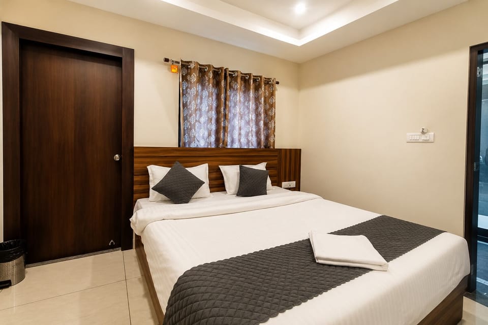 Deluxe Double or Twin Room, City View | Desk, WiFi (free)