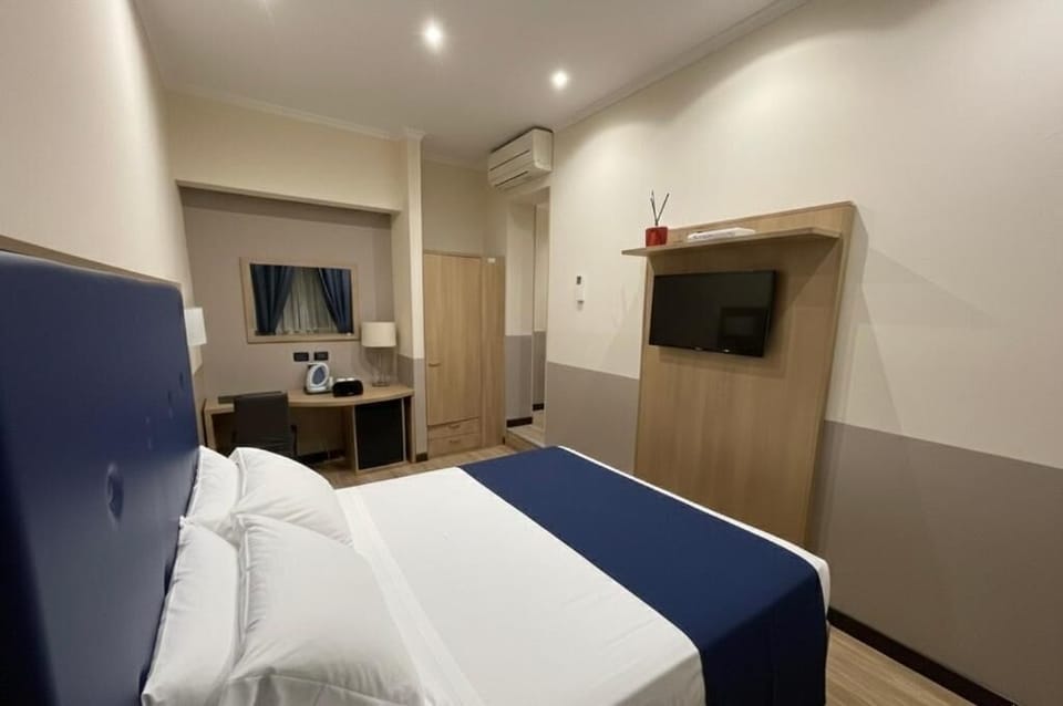 Double Room | In-room safe, desk, laptop workspace, blackout drapes