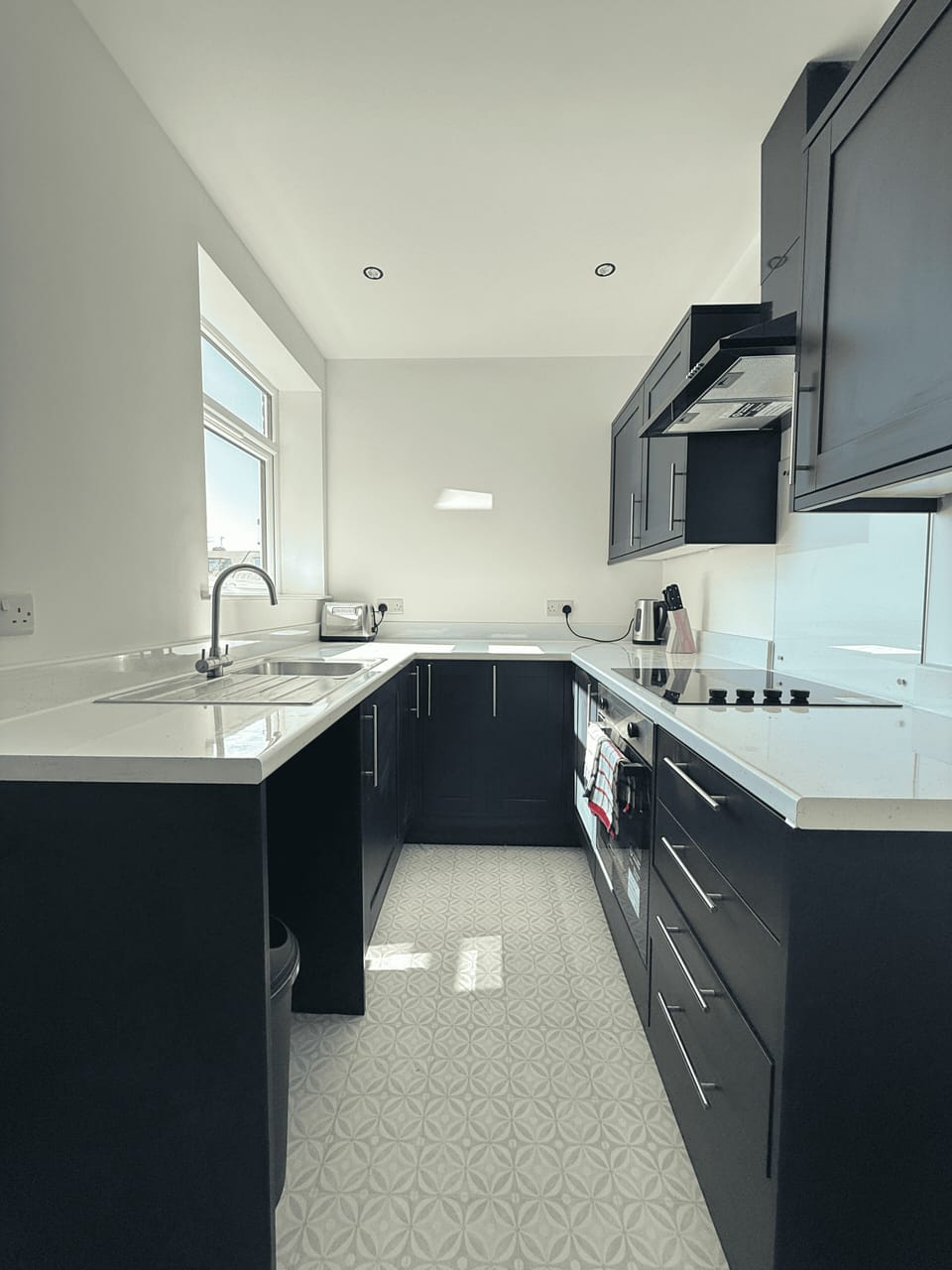 Comfort House | Private kitchen | Full-size fridge, microwave, oven, stovetop