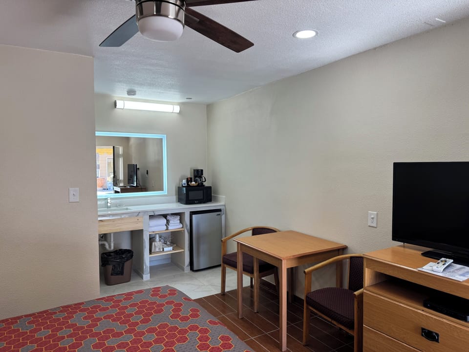 Standard Room, 1 Queen Bed | Desk, iron/ironing board, rollaway beds, free WiFi