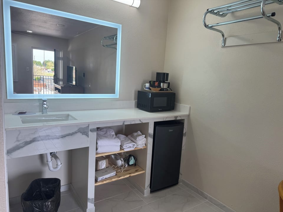 Standard Room, 1 King Bed | Desk, iron/ironing board, rollaway beds, free WiFi
