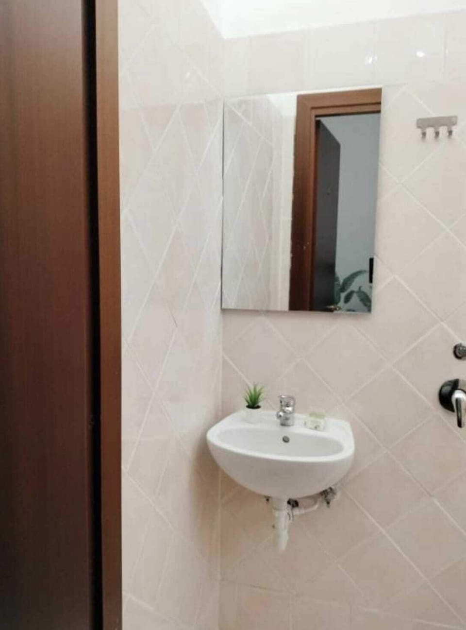 Standard Double Room | Bathroom | Shower, towels